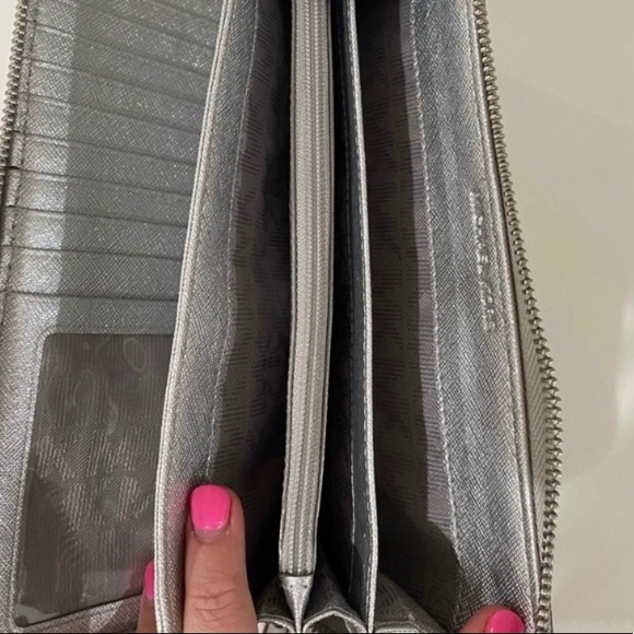 Michael Kors wallet - Picture 3 of 3